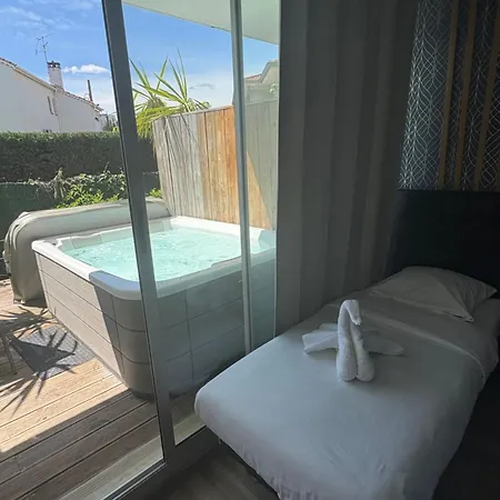 Hotel Sable Et Soleil - Port, Plage Et Jacuzzi Prive Fréjus Exterior photo